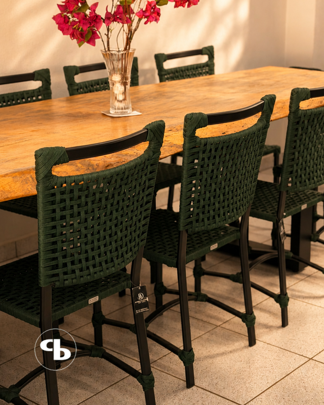 Mesa de madeira maciça com cadeiras em corda verde musgo